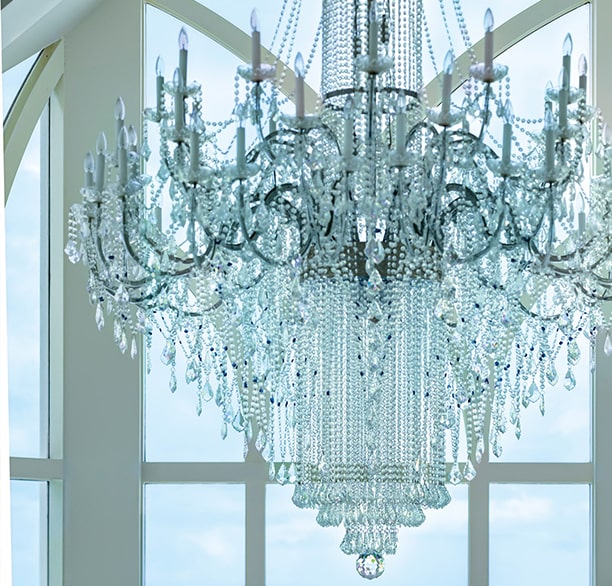 スワロフスキー社製の壮大なシャンデリア